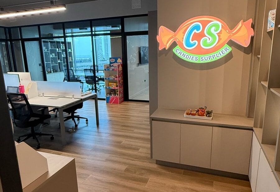 Vista panorámica de las nuevas oficinas de Candies Supplier con grandes ventanas y diseño moderno.