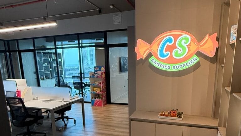 Vista panorámica de las nuevas oficinas de Candies Supplier con grandes ventanas y diseño moderno.